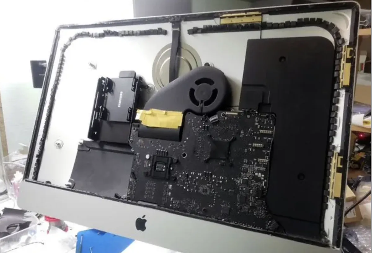 Разобранный моноблок iMac с открытой материнской платой и системой охлаждения